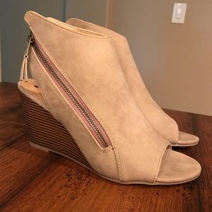 Light brown open toe pump with side zipper